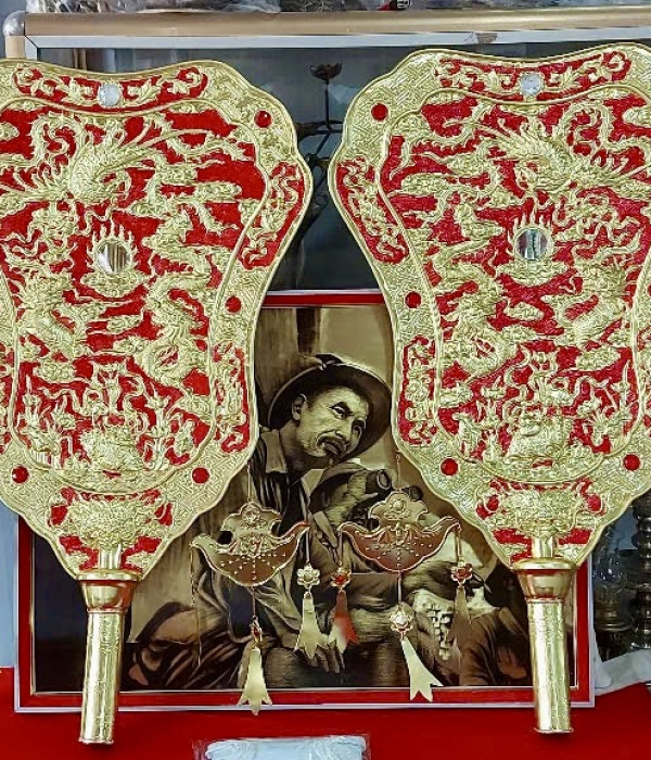 doi-quat-ba-tieu-bang-dong-tho-dang-tai-cac-dinh-den-mieu